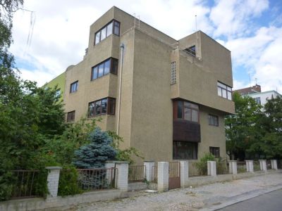 Od Müllerovy vily k vojenskému hřbitovu